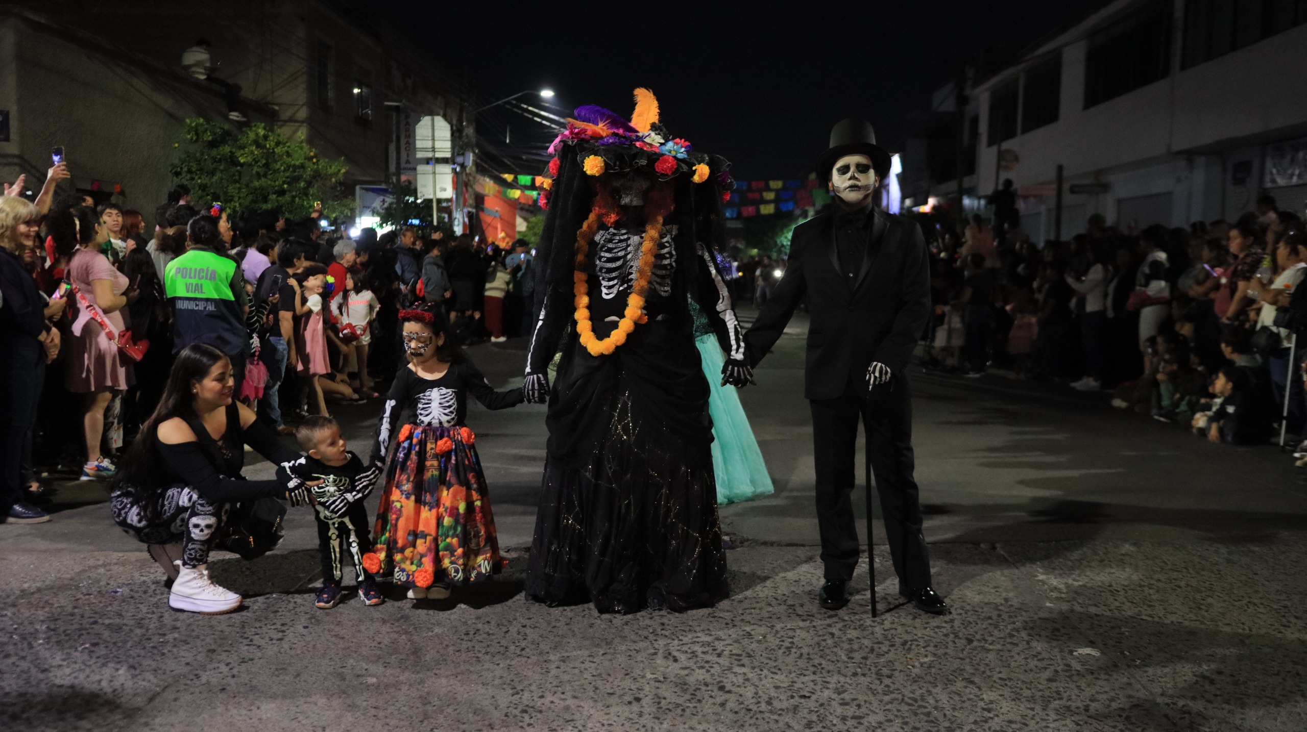 CATRINAS Y CATRINES ARRIBAN A TLAQUEPAQUE EN DESFILE TRADICIONAL